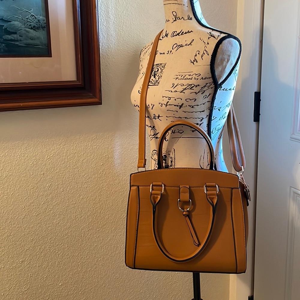 NWOT-Camel colored shoulder purse w/ gold accents & detachable crossbody straps